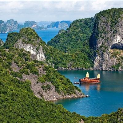 一旅游大巴翻覆致两名中国游客身亡马来西亚将对涉事旅行社启动调查程序